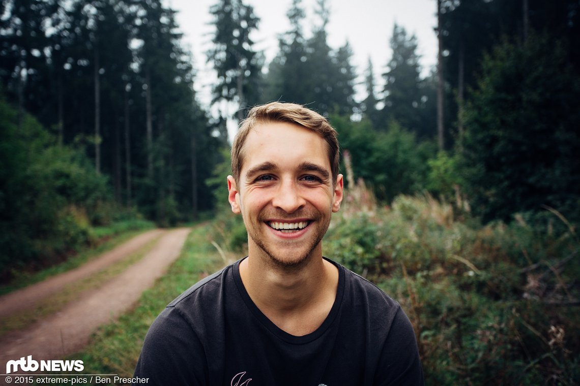 Hey! Trotz Nebel scheint die Sonne. Fabian Heim ist bester Laune!