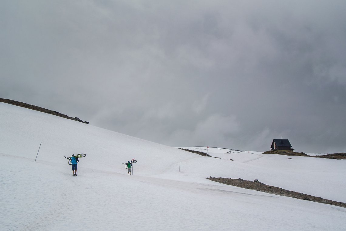 Mit dem Ziel vor Augen und der Hoffnung, dass der Downhill auf der anderen Bergseite nicht ganz so weiss ist, stapfen wir in Richtung Tjaktja-Schutzhütte.
