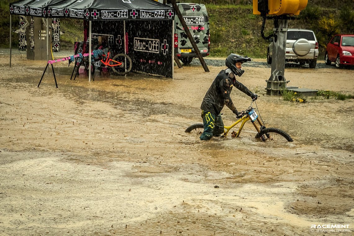 So einen starken Regen hat es bei einem Downhill-Rennen wohl lange nicht mehr gegeben …