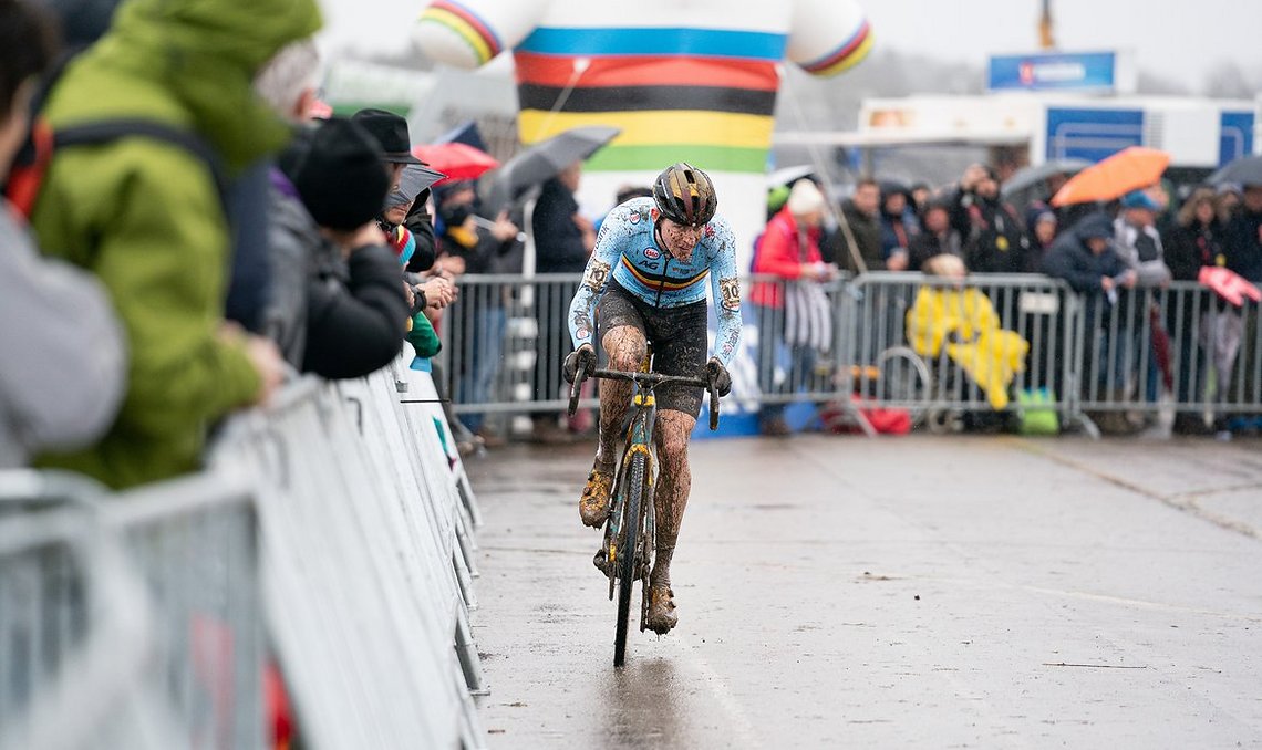 Toon Aerts versuchte Tom Pidcock auf dem 2. Platz einzuholen, zollte jedoch vielleicht seinem Kraftakt zu Rennbeginn Tribut