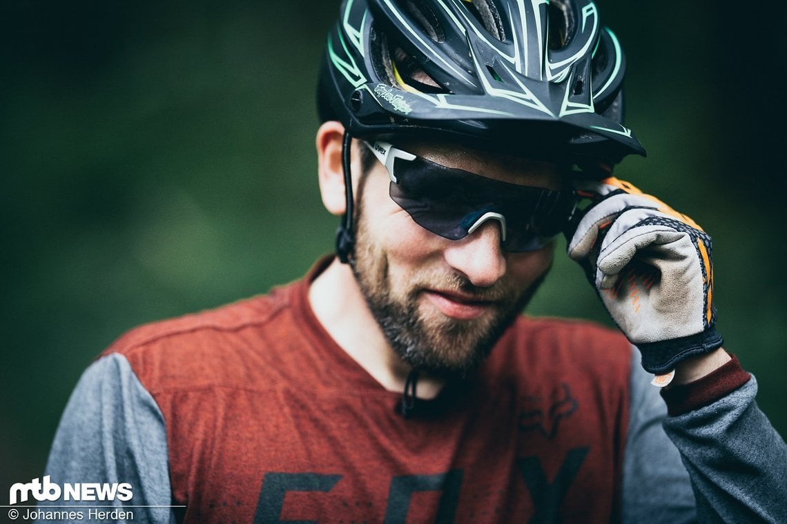 Die Uvex Sportstyle dunkelt im hellen Licht gut ab, erhellt die Sicht auf dunklen Trails aber auch zufriedenstellend.