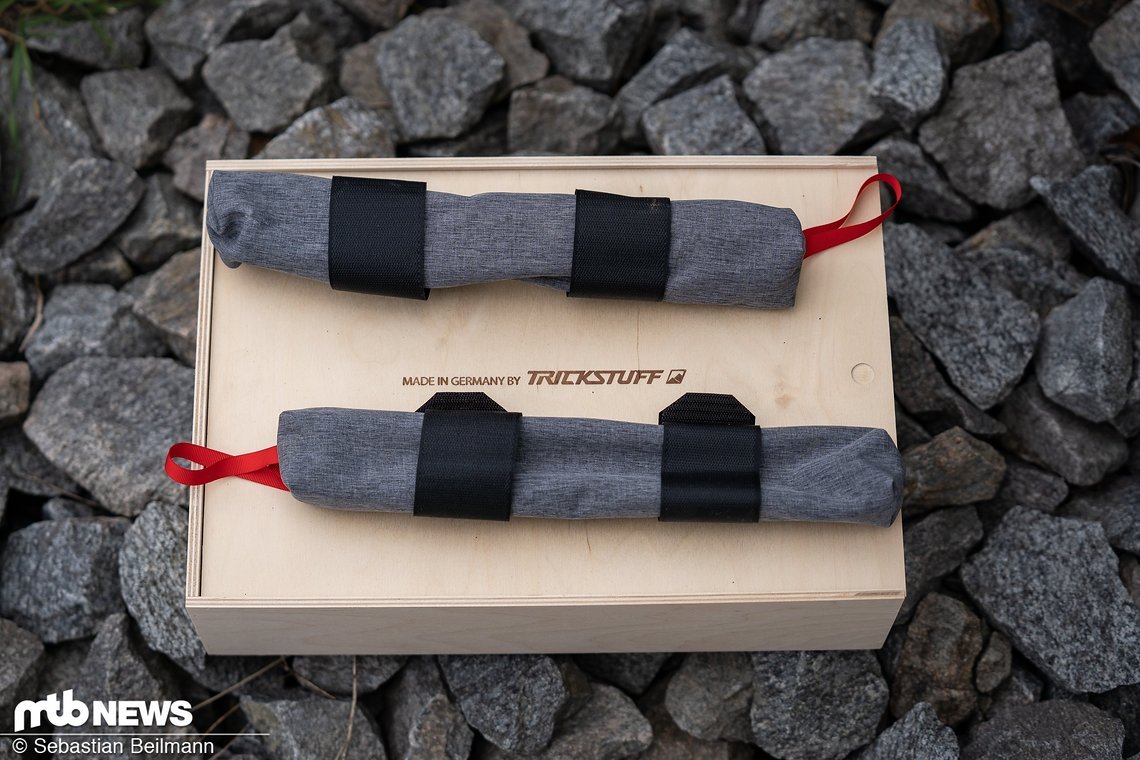 Praktisch sind auch die mitgelieferten Taschen für in den Rahmen.