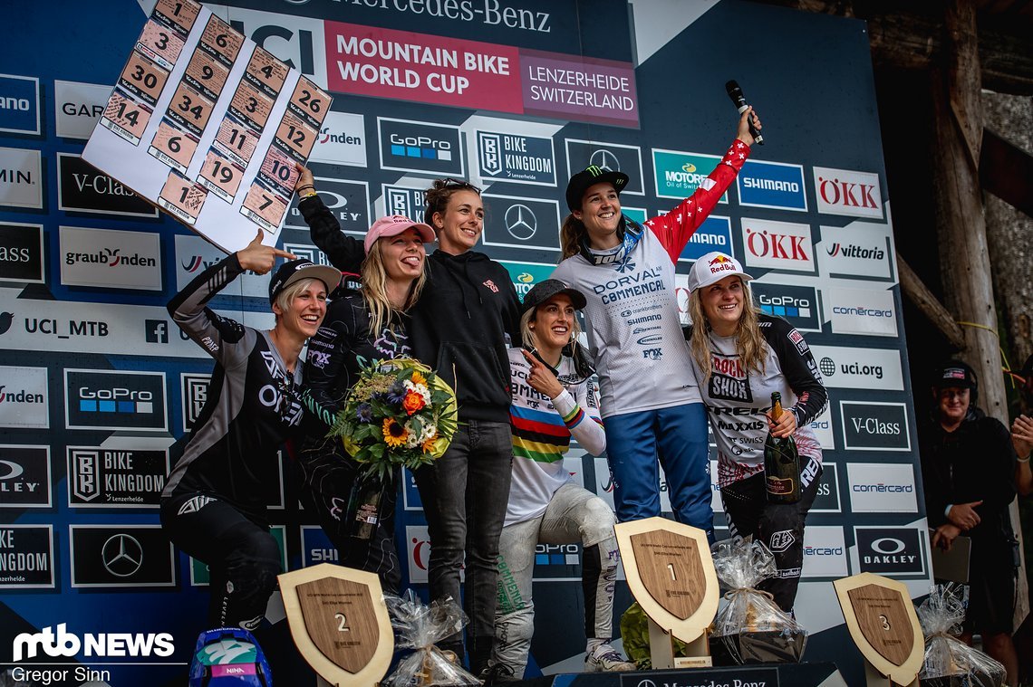 Eine tolle Geste: Emilie Siegenthaler wurde mit aufs Podium geholt und hat vom gesamten Frauen-Feld ein Abschiedsgeschenk bekommen.