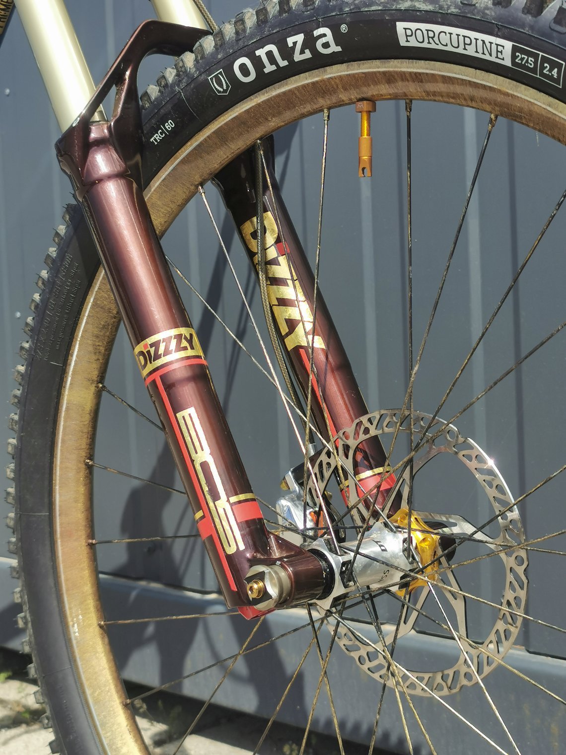 Komfort bietet die BOS Dizzy Federgabel in Custom-Candy-Lackierung braun inklusive Custom Decals