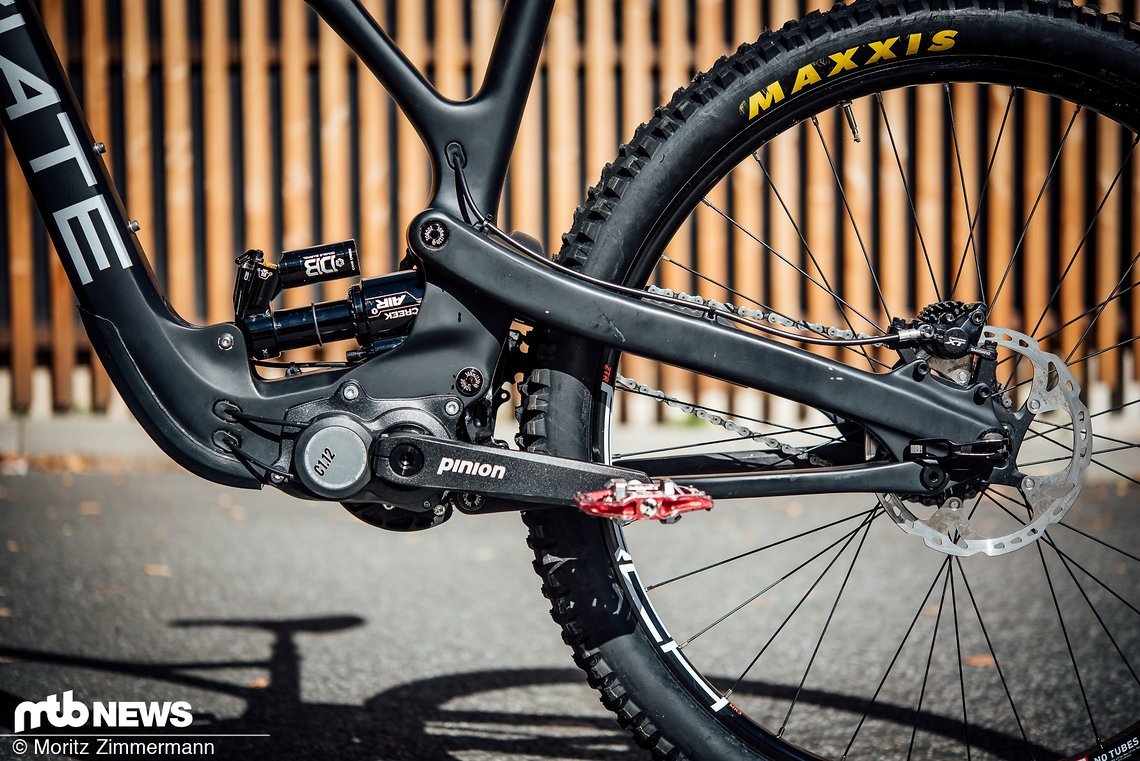 Der Hinterbau leistet in Kombination mit dem Cane Creek DBAir CS-Dämpfer eine hervorragende Arbeit, die wir so von Enduro-Bikes nicht gewohnt sind.