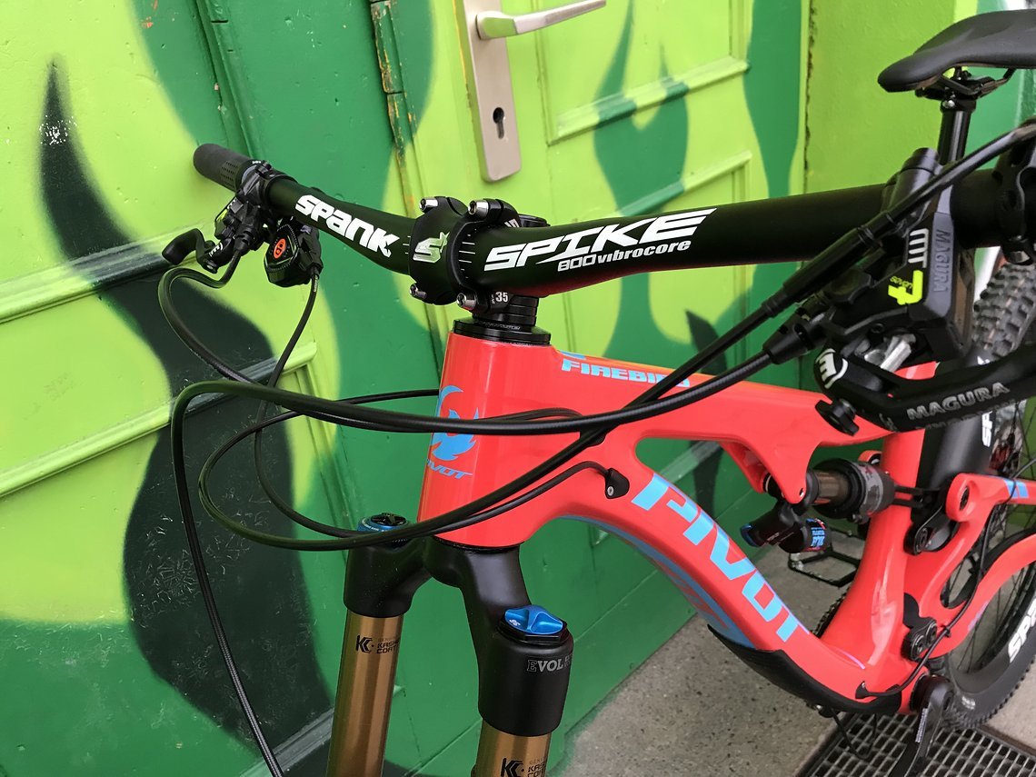 Das Cockpit stammt wie die Laufräder aus dem Hause Spank