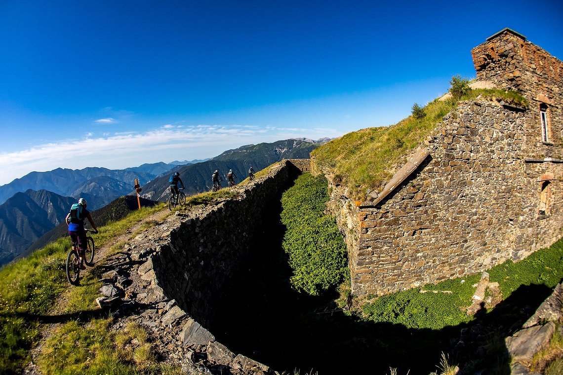 Riesige Weltkriegsruinen auf dem Weg zur Spitze