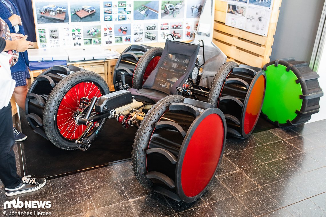 Das Aquacon Aqua-Quad verfügt über 250 oder 900 Watt Motorleistung und kann mittels optionalem Propeller bis zu 20 Knoten schnell übers Wasser fahren