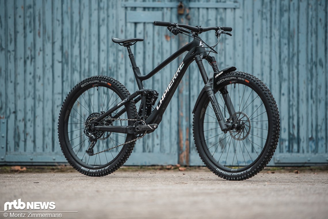 Das Lapierre Spicy rollt auf 29"-Laufrädern und verfügt über 170 mm an Front und Heck.