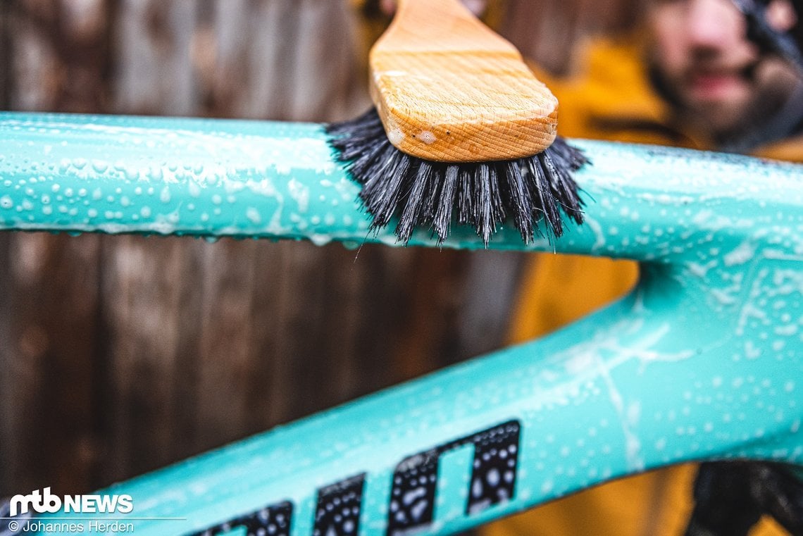 Im Anschluss wird die Seife auf das Bike aufgetragen.