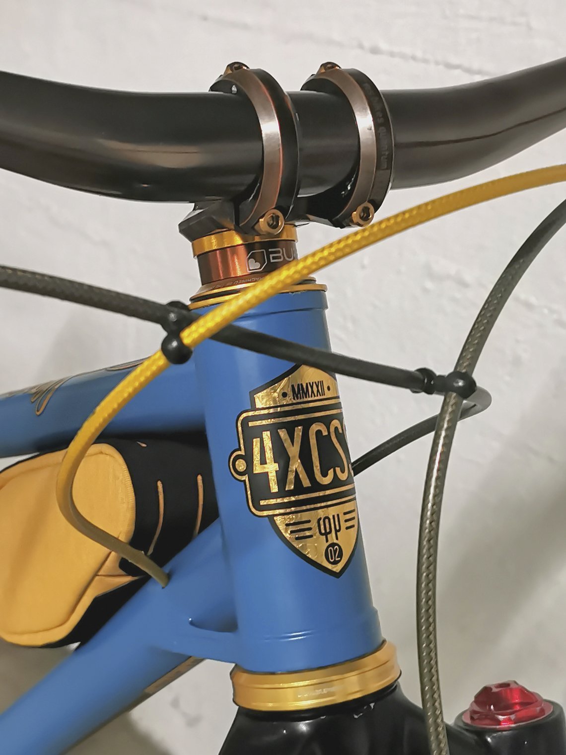 Auch Head Badge und Rahmentasche passen natürlich perfekt ins Konzept