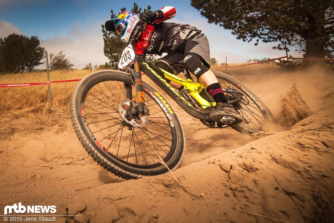 Doppelte Krone für Jill Kintner. Nach dem Sieg beim Dual nimmt sie auch noch den beim Downhill mit nach Hause.