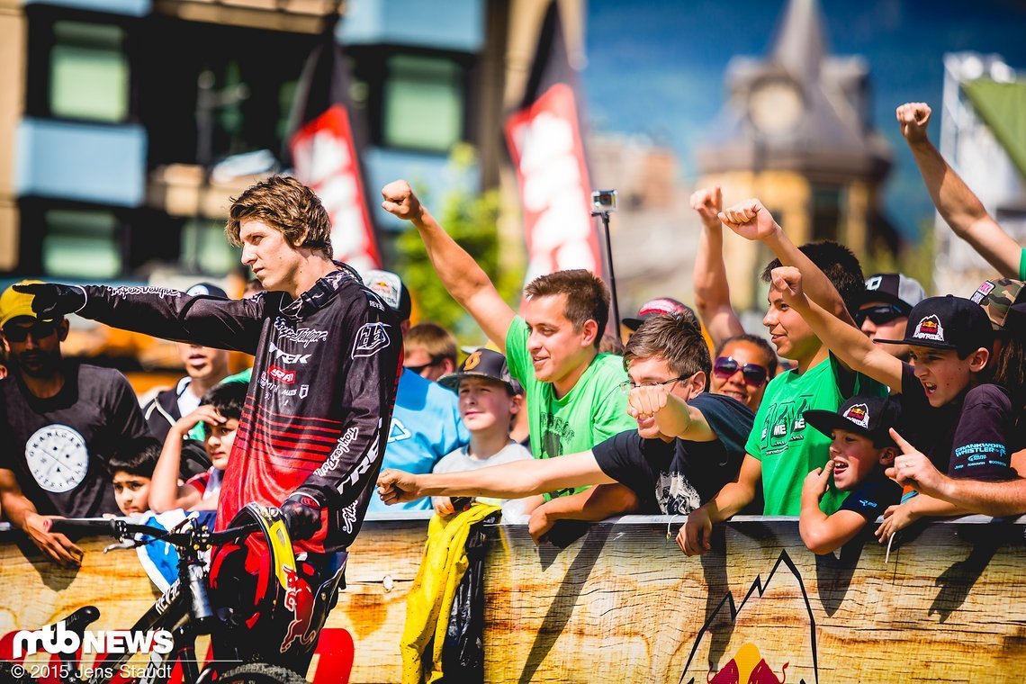 Brandon Semenuk feiert seinen Sieg - auf gewohnt entspannte Weise