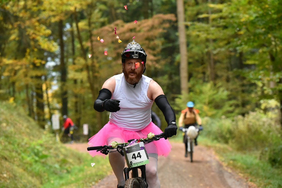 Die sportliche Kompressionsunterwäsche passt glänzend zum Krönchen
