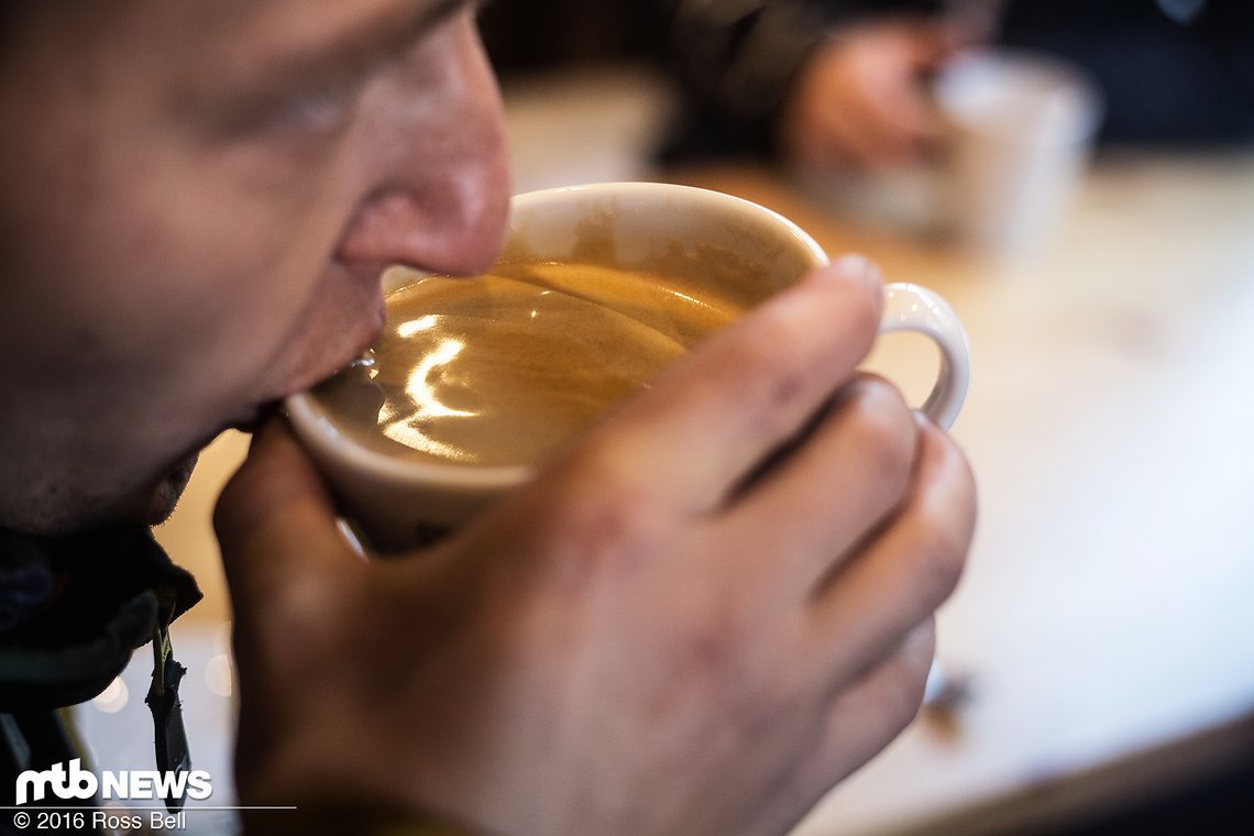 Aufwärmen mit einem Kaffee.