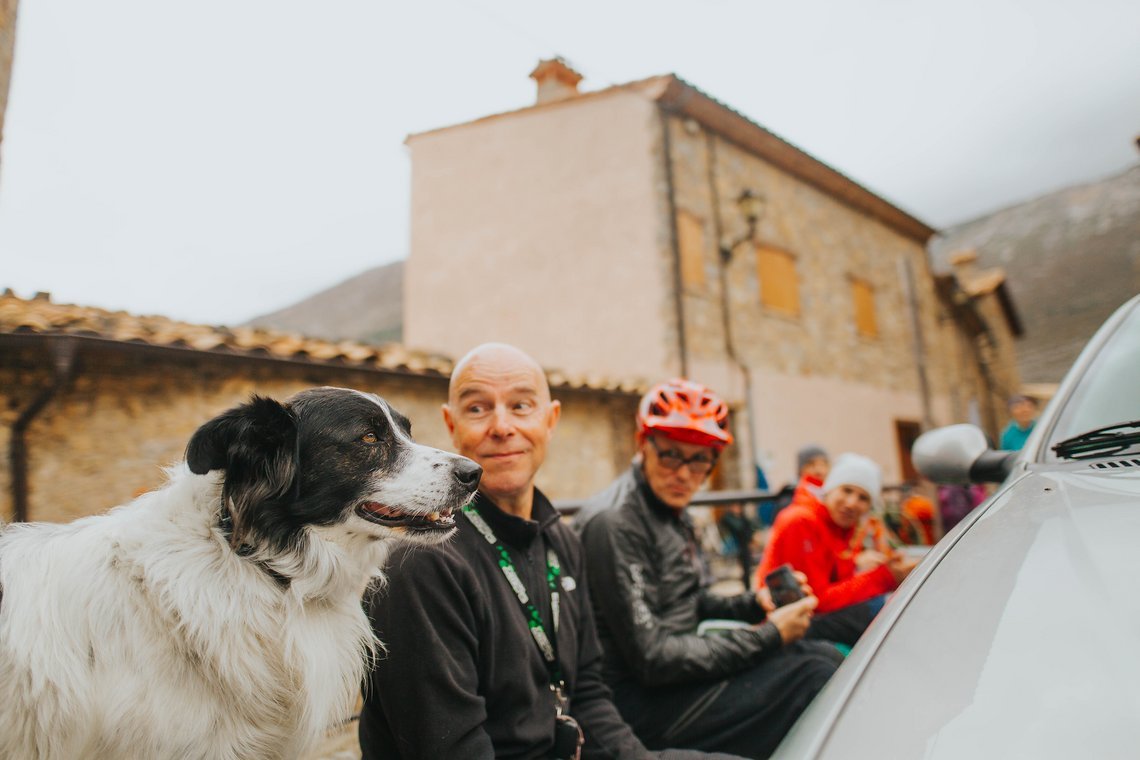 pyrenees-orientales-altitude-adventures-mtb-outsideisfree-lunch-Steve-doggo