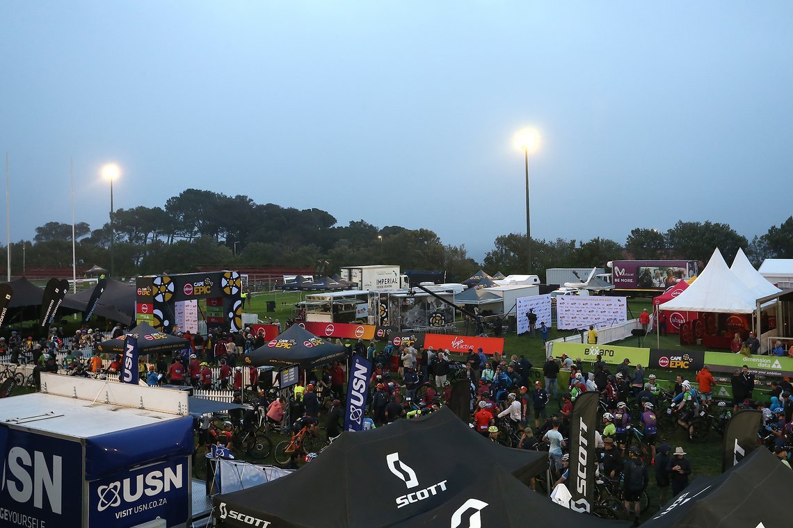 Die ersten Fahrer rollten bereits um 5:40 Uhr von der Startrampe des 16. Absa Cape Epic
