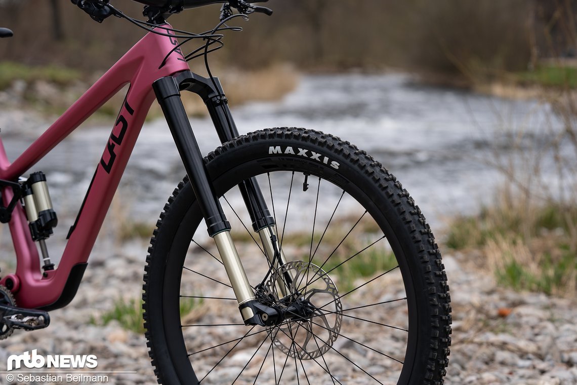 Das Fahrwerk kommt aus Freiburg und besteht aus einer Intend Hero-Federgabel mit 150 mm Federweg ...