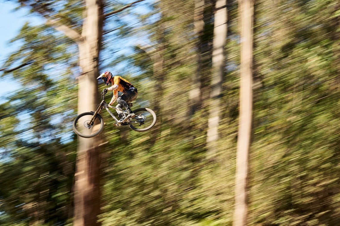 Nach seinen vielen, vielen Verletzungen der letzten Jahre scheint Gee Atherton wieder fit und locker auf dem Bike zu sein.