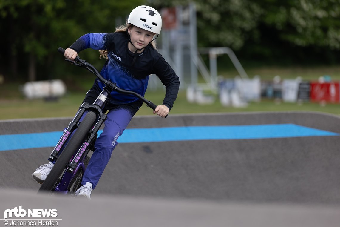 Laura trägt das komplette Race Outfit, bestehend aus dem Youth Gravity Jersey (49,99 €) und der Youth Gravity Pants (99,99 €).