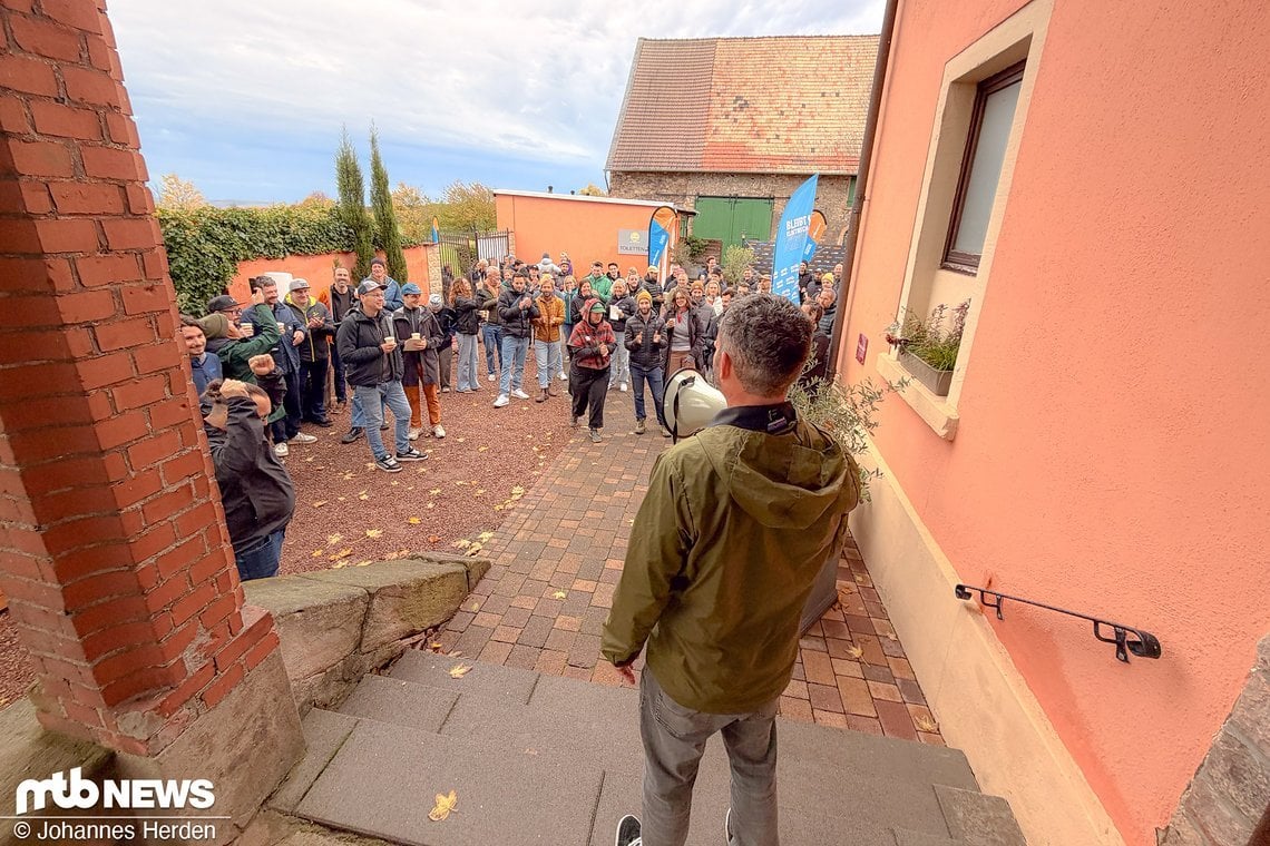 Begrüßung vom Thomas per Megafon. Begrüßung vom Thomas per Megafon.