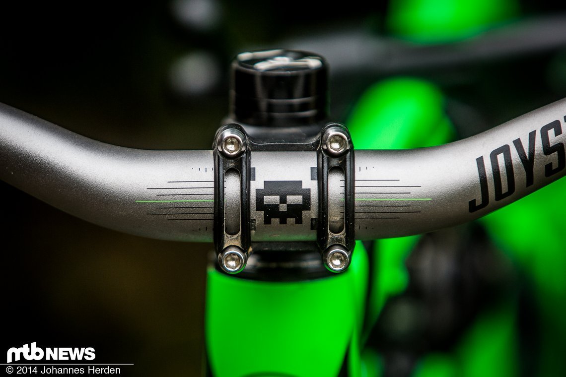 Viele Markierungen an der Klemmung - und ein Totenkopf im Space Invaders-Style