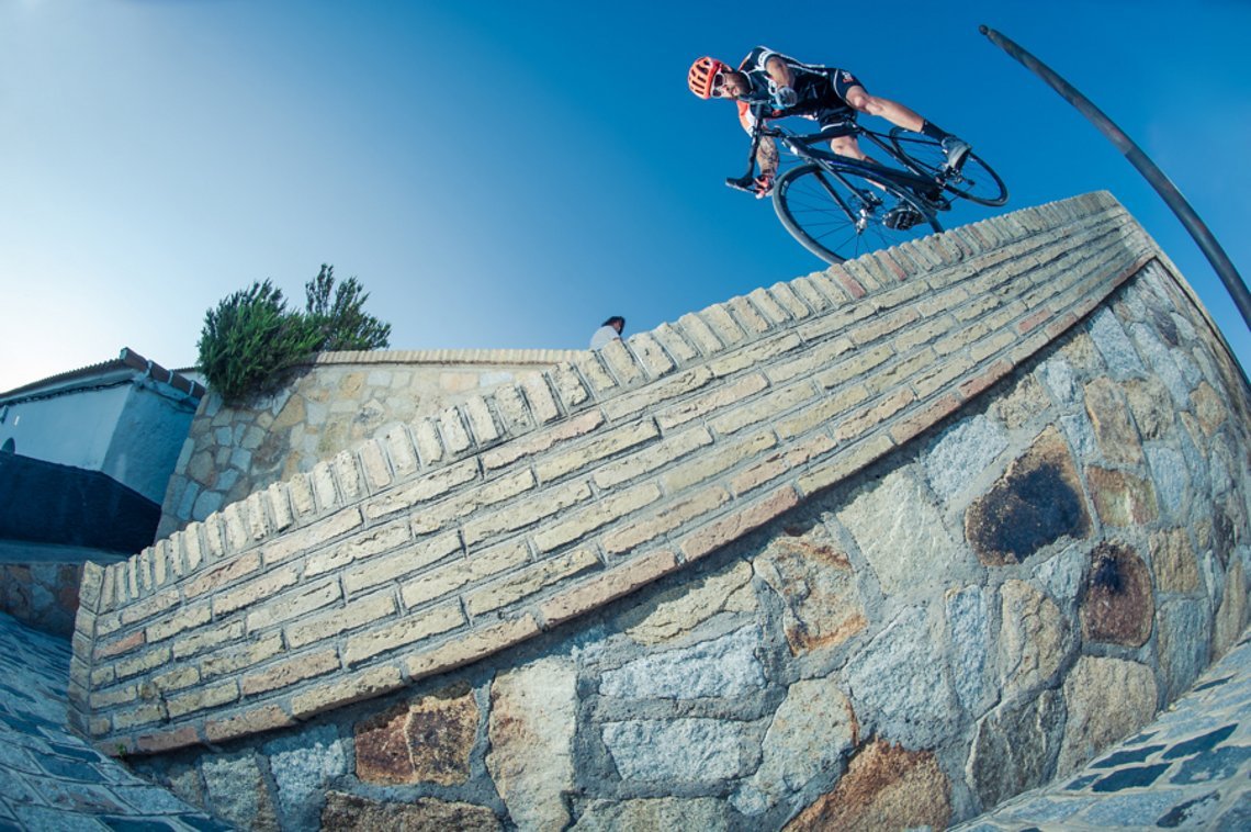 Mit dem Nosewheelie die Mauer runter...