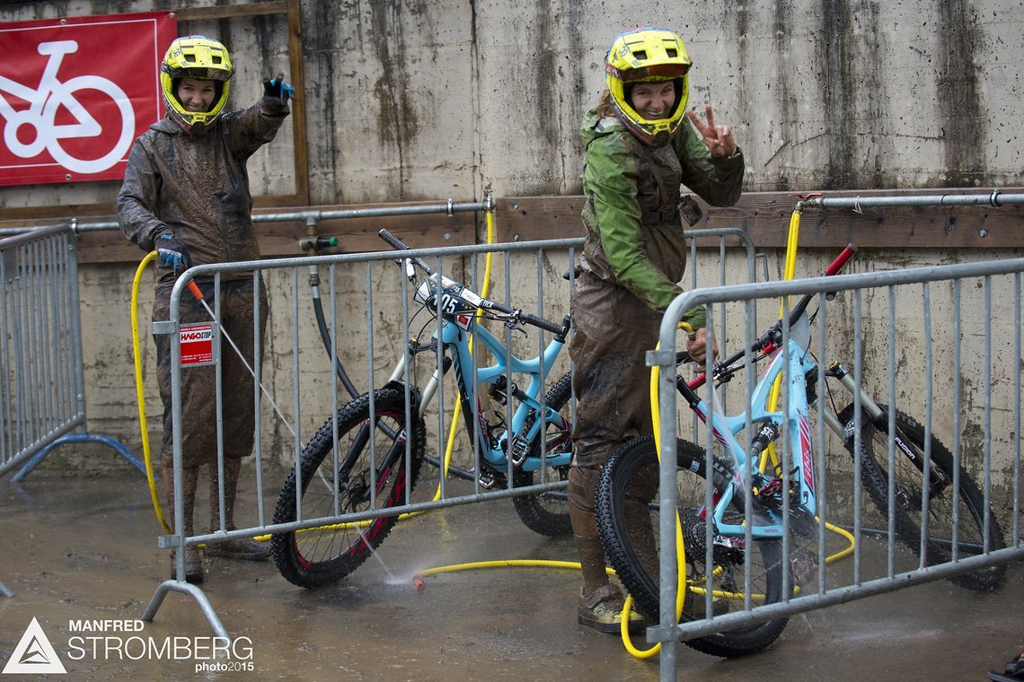 Die Race-Twins Anita und Caro Gehrig beim Bike-Wash - nicht nur die Bikes brauchten eine gründliche Wäsche.