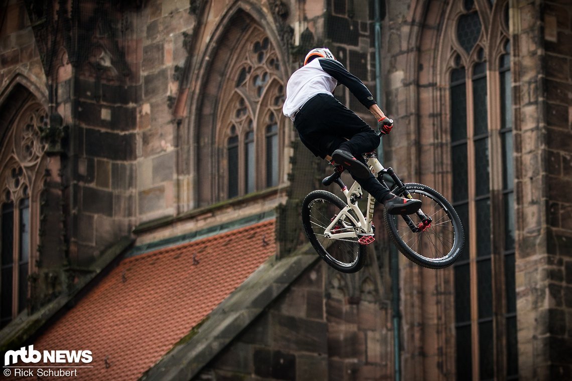 Mehdi Gani startete mit einem Tailwhip in den Jeep District