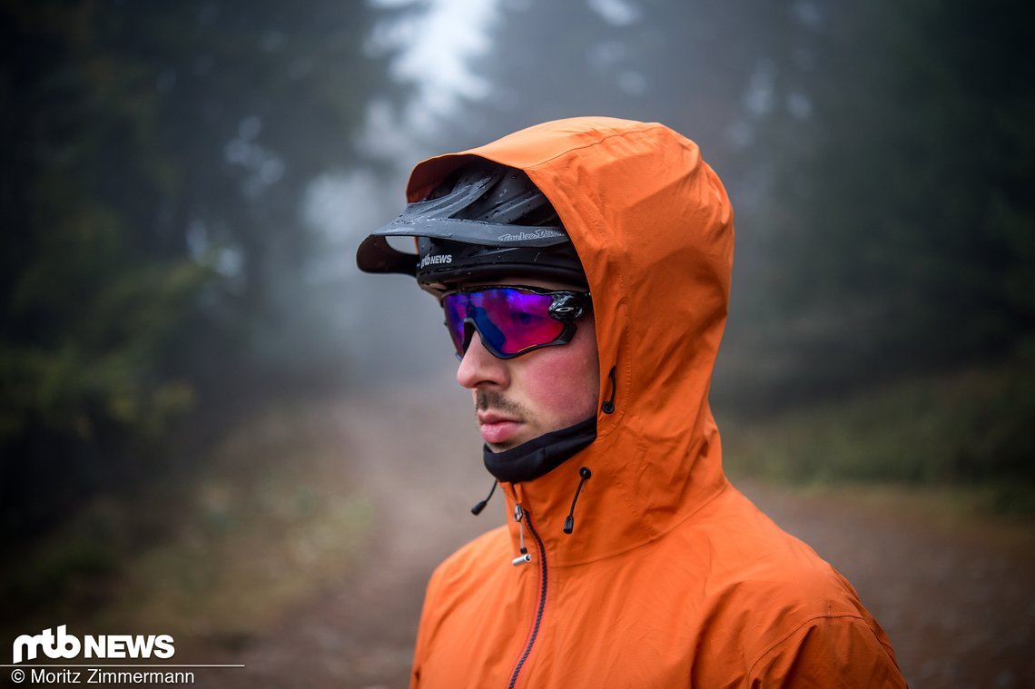 Die Kapuze passt gut über gängige Trail- sowie Enduro-Helme und kann zudem mittels Gummizug angepasst werden.