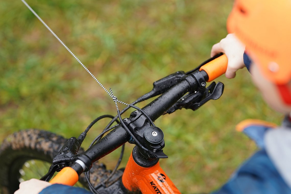 … und am Vorbau des Kinderbikes befestigt.
