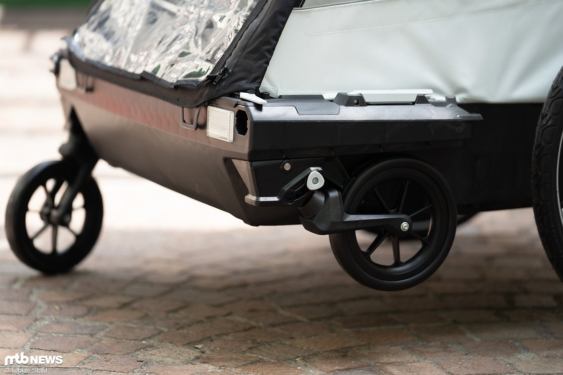 Praktisch: Die Buggy-Räder können bei Nichtbedarf einfach nach oben geklappt werden