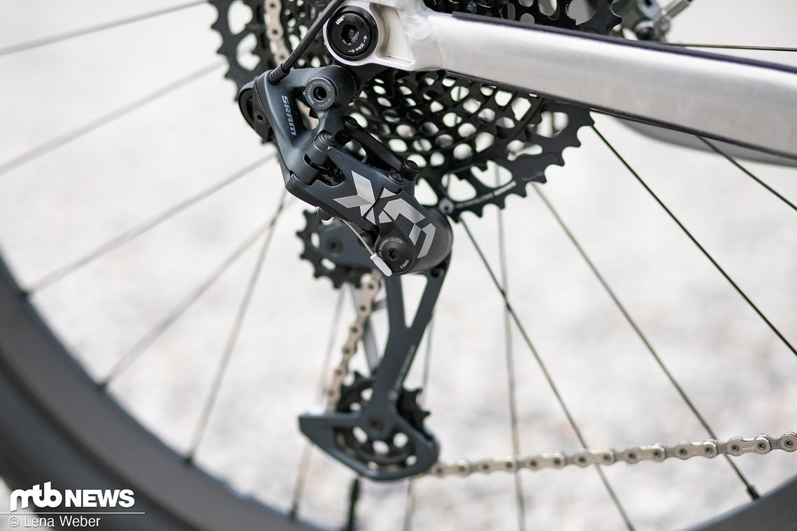 Eine mechanisch bewegte SRAM Eagle X01 sorgt für die richtige ÜBersetzung.