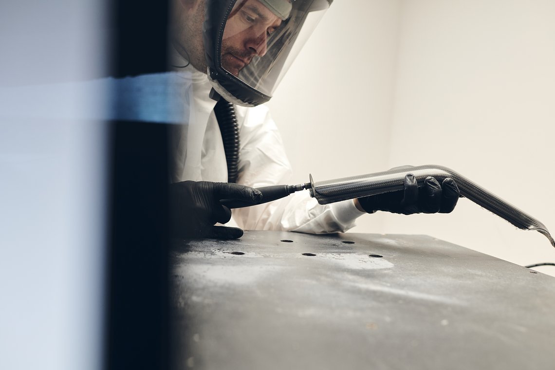 Die Fertigbearbeitung der Kanten erfolgt mit Diamanttrennscheibe und Schleifpapier.