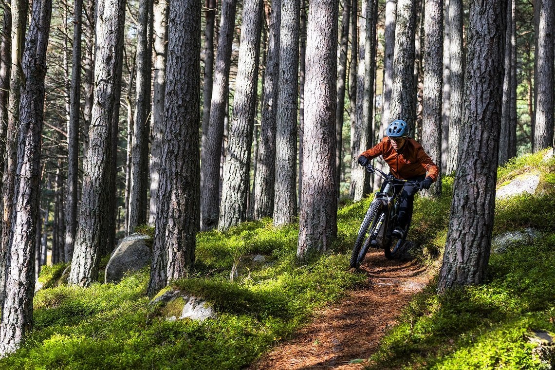 Mit der Shimano Herbst- und Winterkollektion sollst du zu allen Bedingungen die passende Kleidung haben, um auch in der nassen Jahreszeit Spaß auf dem Bike zu haben.