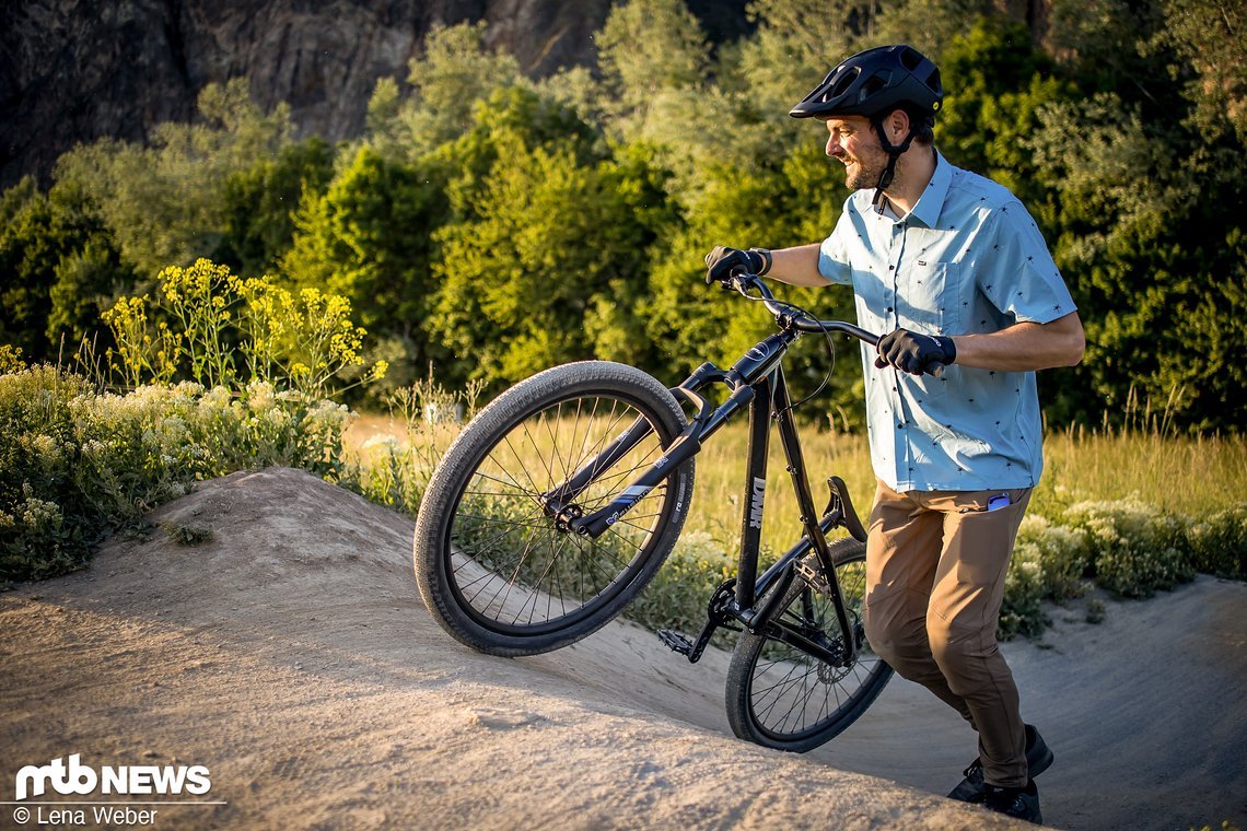 Hannes pumpt die Erd- und Asphaltrunden mit dem Dharco Mens Parts Shirt in der Farbe „Wahine“ (79,99 €) und der Gravity Pants in „dust“ (149,99 €(