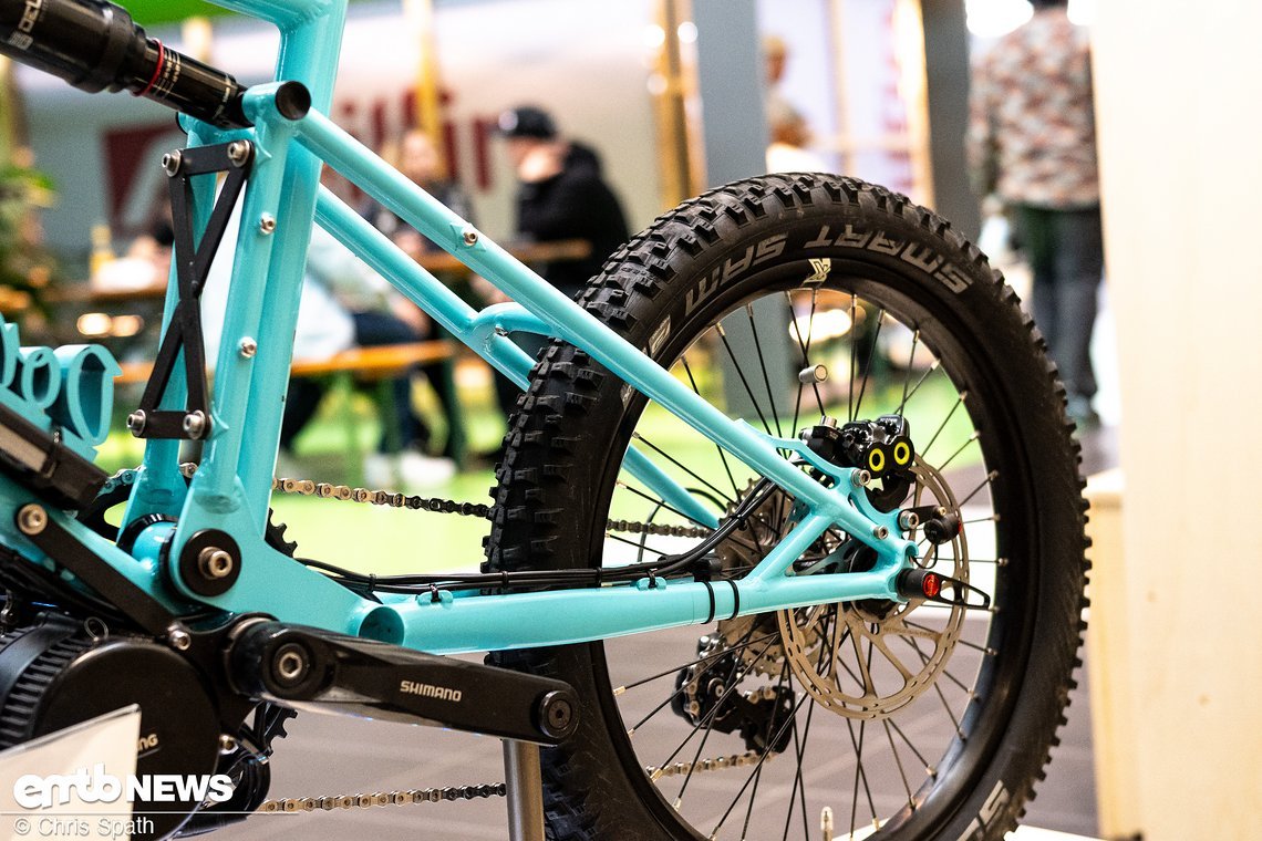 Ein langer Hinterbau soll ein steigendes Vorderrad verhindern – das Bike wird auf Trails bewegt!