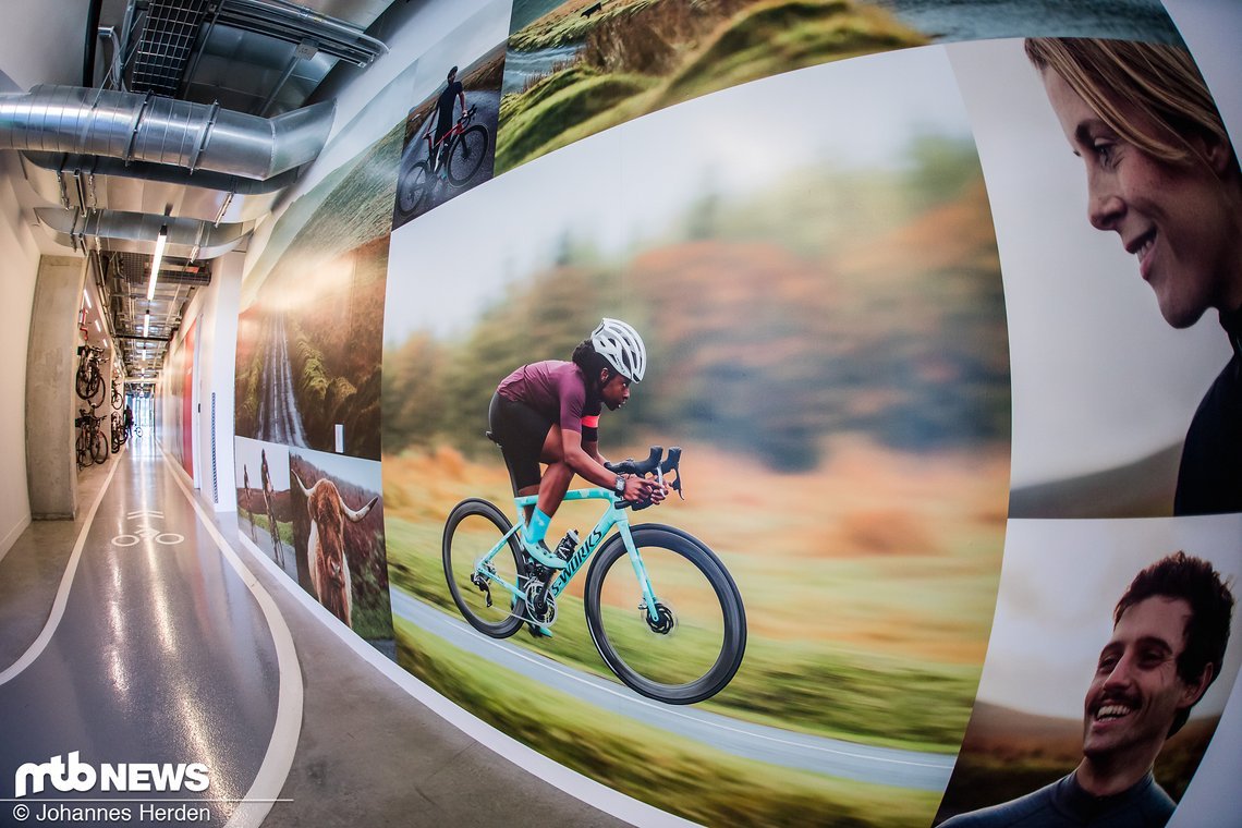 Eine schmale Fahrradstrecke führt ganz herum, garniert mit Bildern aus Werbung, Tests und Team-Shootings.