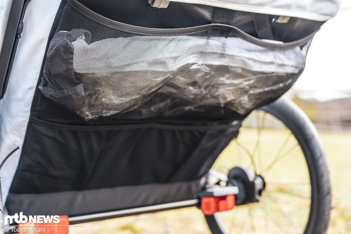 Das Regenverdeck hat seine eigene Tasche auf der Rückseite des Anhängers