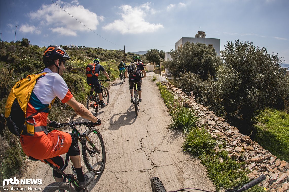 Mit einem kurzen Uphill geht es dann endlich zum Mittagessen