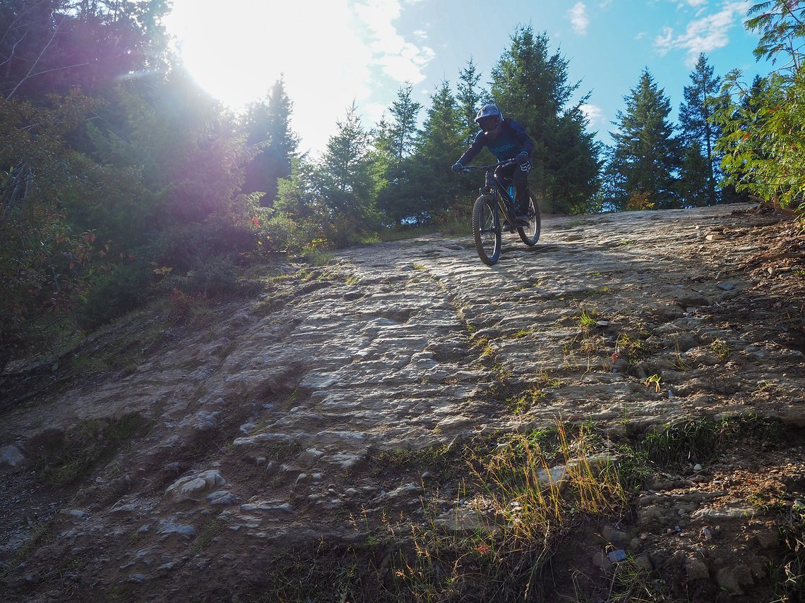 ... oder purer Rock'n'Roll, die technischen Trails in Whistler machen richtig Laune