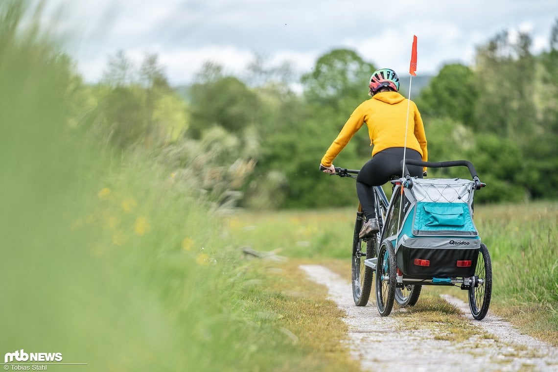 Kein Problem in der Gerade, doch in Kurven kann die schmale Spur des einsitzigen Fahrradanhängers schnell zum Verhängnis werden