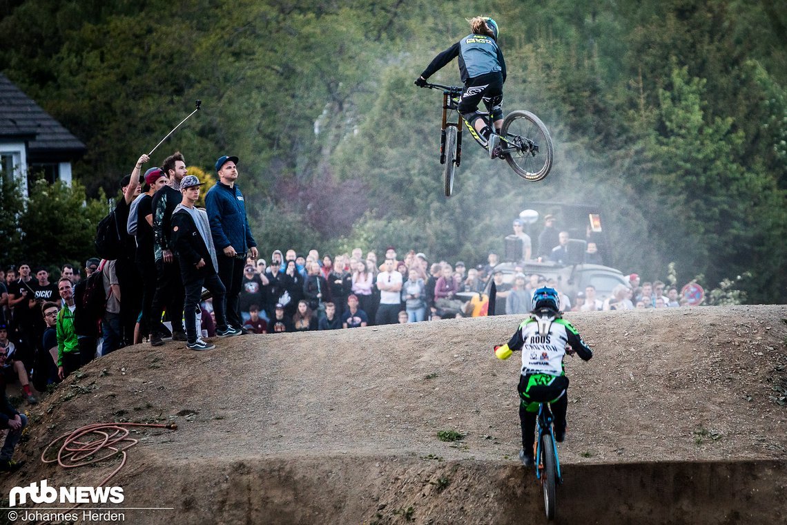 Abby Hogie vom neuen Pivot Cycles Devo Team gewann nicht nur das iXS GDC Downhill-Rennen, sondern zog sich auch in amtlichen Höhen über den Whip-Sprung! Stark!