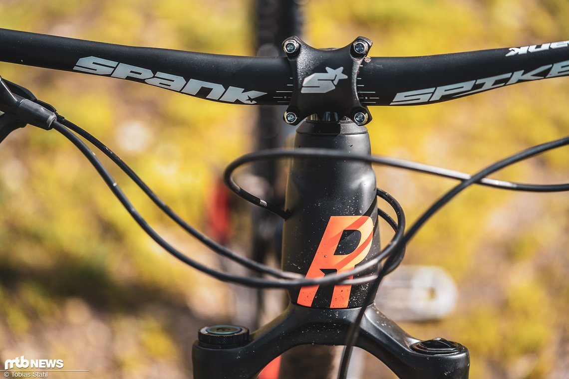 Das Spank Spike-Cockpit ist ungewöhnlich fett für ein All-Mountain-Modell