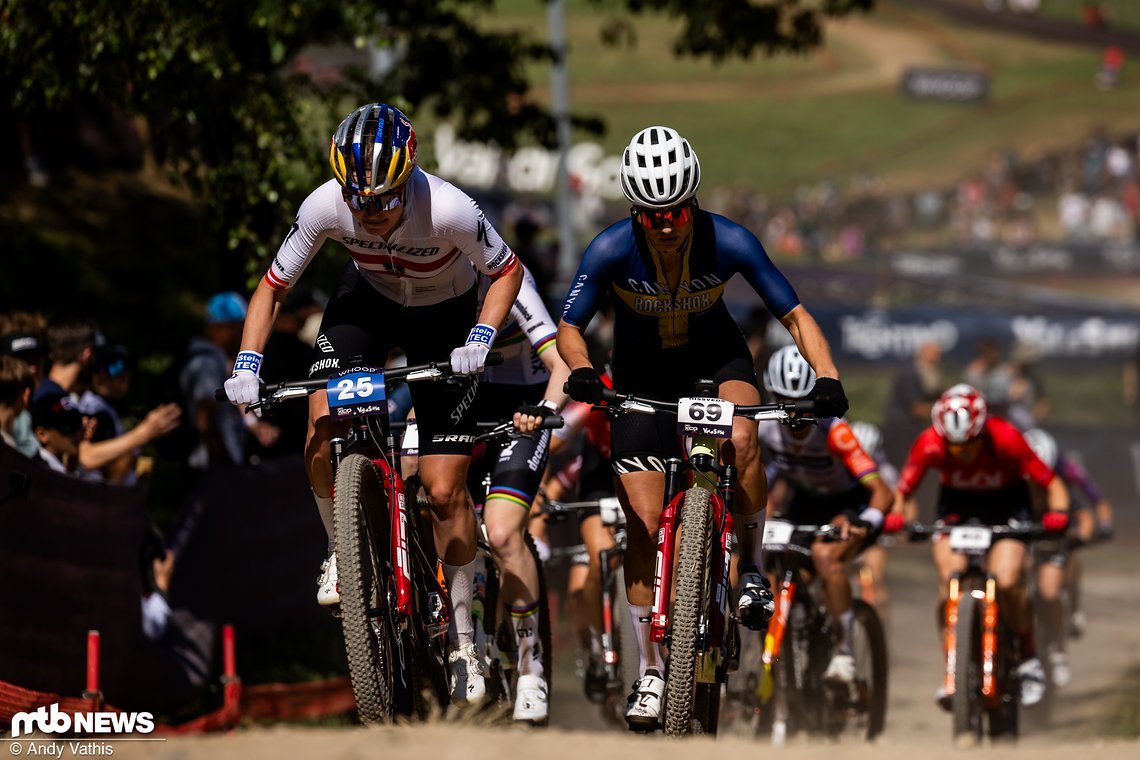 Laura Stigger (links) und Jenny Rissveds (rechts) drücken von Beginn aufs Gaspedal.