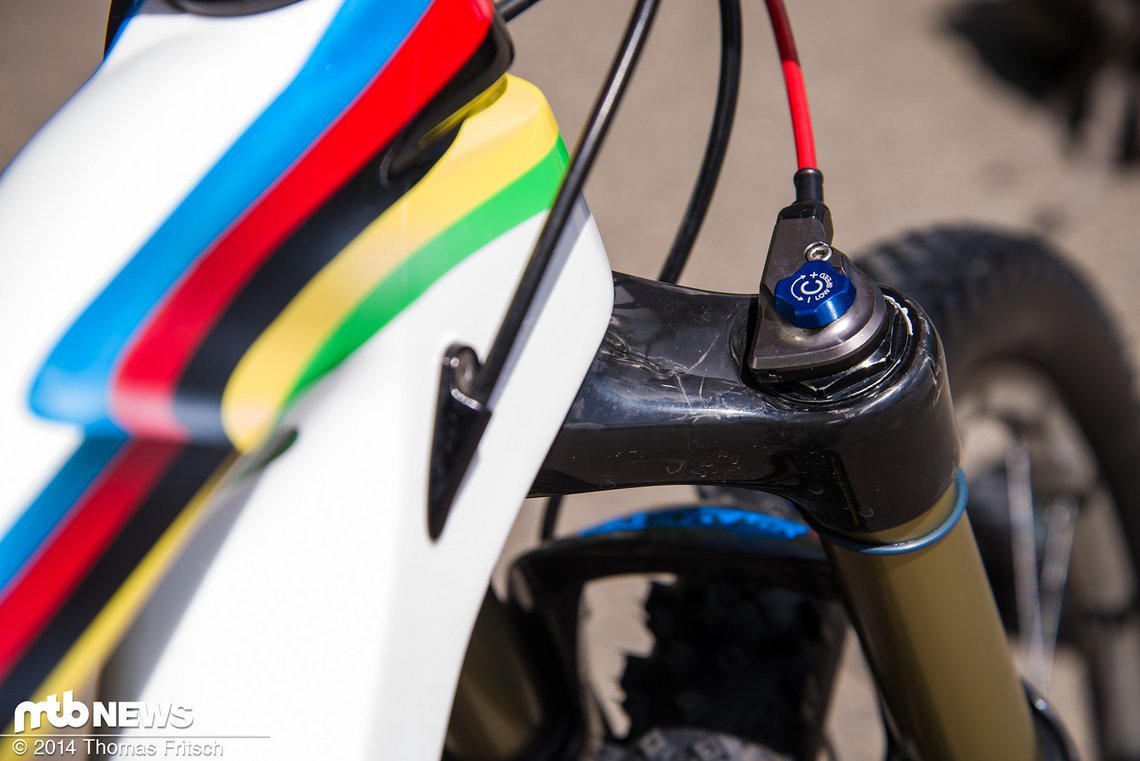 Carbonkrone der Suntour Axon Gabel, mit Lockout vom Lenker aus.