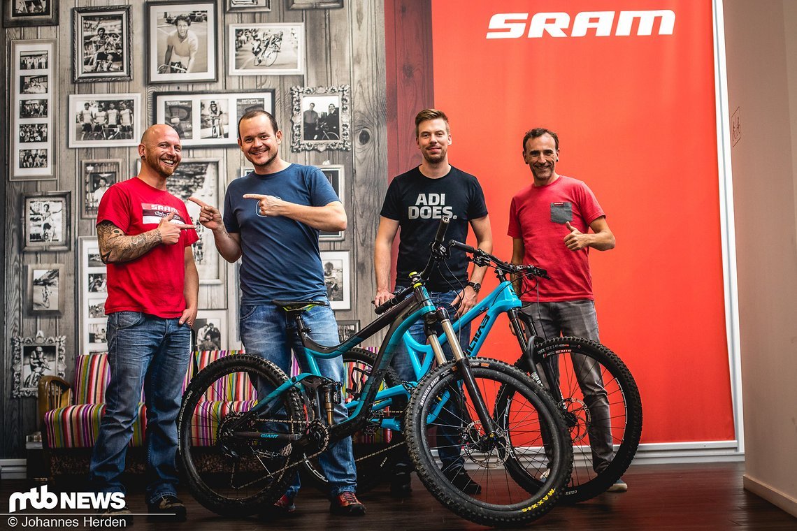 Die glücklichen Gewinner Günther und Manuel (Mitte) mit Carsten und Elmar, der Manuels Evil The Wreckoning am liebsten dabehalten hätte. Wir freuen uns auf eure Berichte!