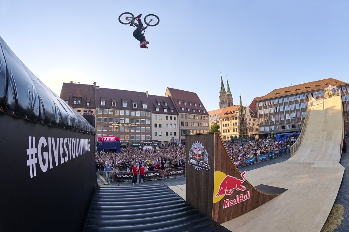 Der Trick zum Sieg – Gemma Corbera mit einem riesigen Backflip