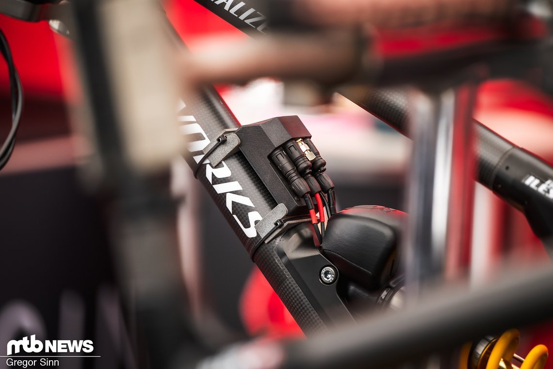 Am Bike von Finn Iles befindet sich eine Box voller Elektronik – was sich darin verbirgt, wissen wir nicht.