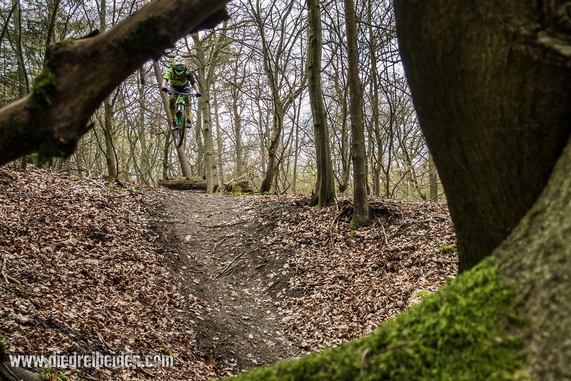 Nils im hohen Bogen durch den Trailpark Mehring
